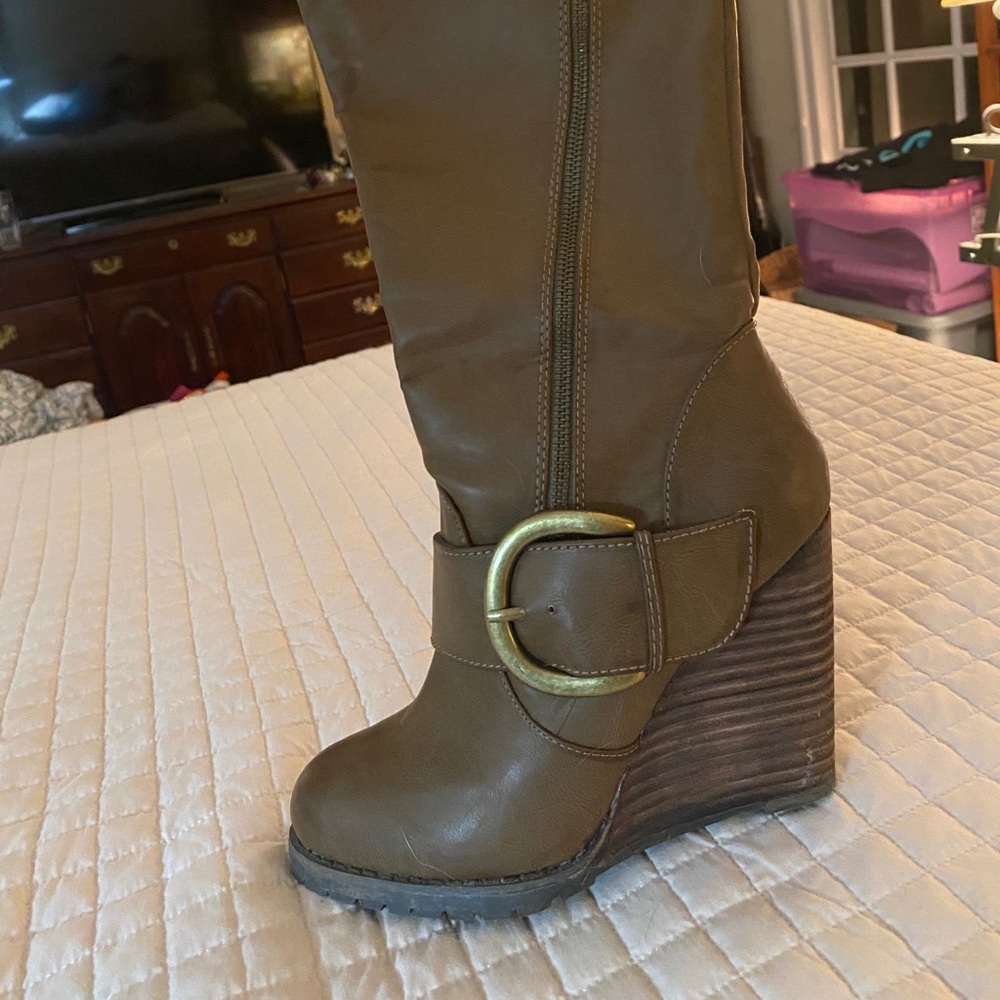 Brown knee high boots with buckle!